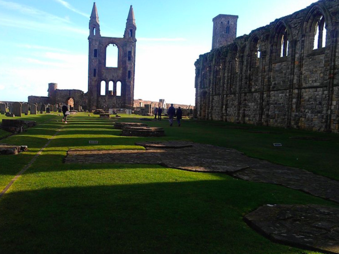 Marvel at the old university buildings and cathedral ruins on the North Sea in St. Andrews. The University of St. Andrews is also famous as the place where Prince William and Kate Middleton met as students.