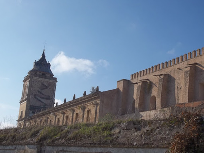 In an interview with the Spanish publication "Los Siete Reinos," the mayor of Santiponce revealed that HBO was also considering filming in a monastery in the town, the Monasterio de San Isidoro del Campo.