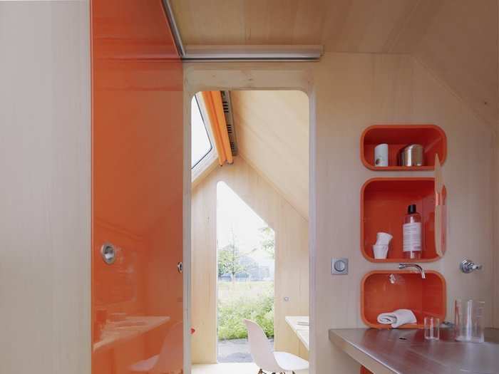 The tiny house has a surface area of 8’2” x 9’7” and is easily transported.