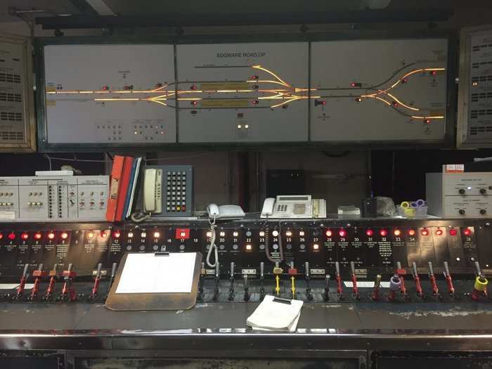 The cutting-edge technology of the LUCC is in stark contrast to the century-old machinery you can find in other control centres throughout the network. This is what it the Edgware Road signalling cabin looks like. The panel on the wall was installed in the 50