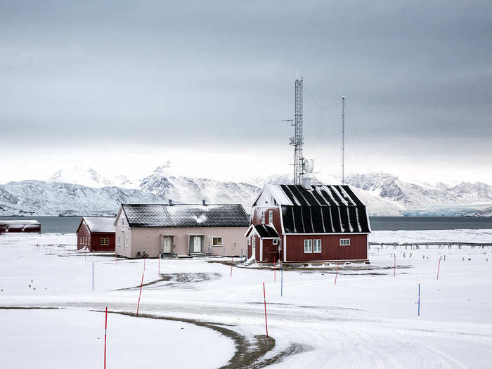 This is why the town of Ny-Ålesundit is such a prime location for scientists to observe and study post-global warming conditions. Even though the town is remote and far from human civilization, it is still threatened by polluted air from Europe and North America that is brought by atmospheric circulation.