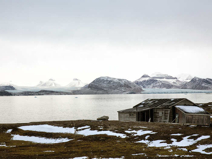 “The Arctic region produces an abiding sense of dislocation in those who go there,” Filipova said. But, she continued, Ny-Ålesundit is “a place where the consequences of climate change can be seen clearly in the surrounding landscape.” This is why this research station has been visited by many significant political figures who came to learn about the effects of climate change from scientists from all over the world.