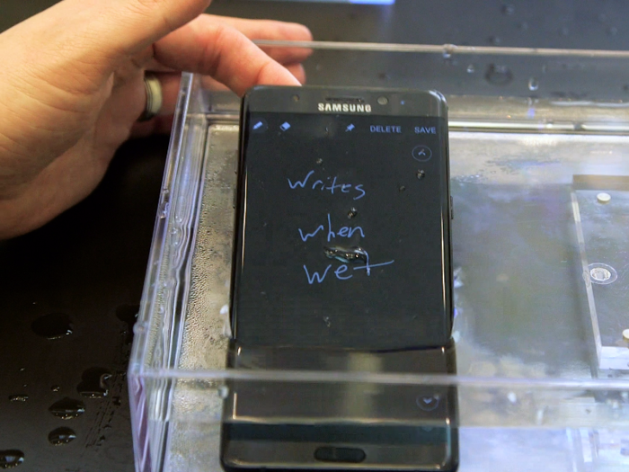 And you can even write notes when the screen is wet, too. And just like the Galaxy Note 5, you can also write notes without waking the screen.