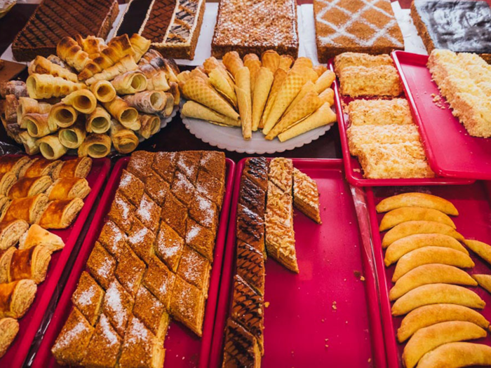 After visiting Aghdam, the taxi driver took Domenech to a bakery across the street from a shop he owned. While there, the women running the bakery gave Domenech various baked goods for free, including pastries filled with coconut and pistachio.