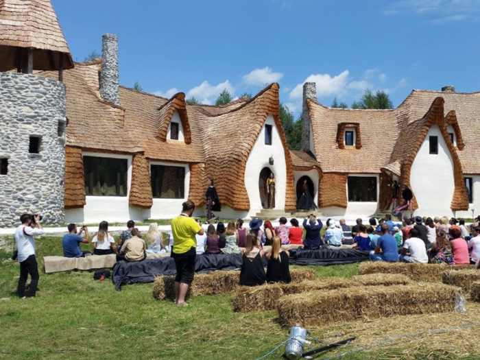 Despite not being open yet, the Castelul de Lut Valea Zanelor is already attracting visitors from all over, and has amassed over 27,000 likes on Facebook.