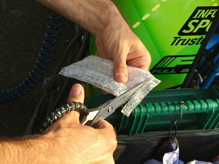 A Cannondale-Drapac mechanic wrapped his scissor handles with Fizik handlebar tape for more grip, which comes in handy when hands are wet or greasy.