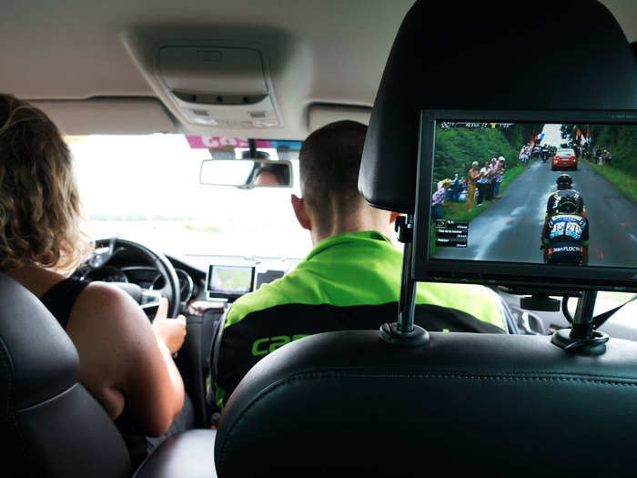 Every team car was outfitted with TV screens showing the race live, one up front by the radio and one in the back behind the passenger