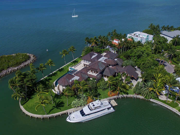 A dock out back can even accommodate a 100-foot yacht.