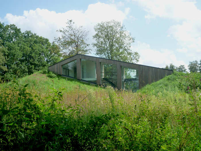 Since the structure looks almost like part of the scenery, the Farmhouse adheres both to the architects