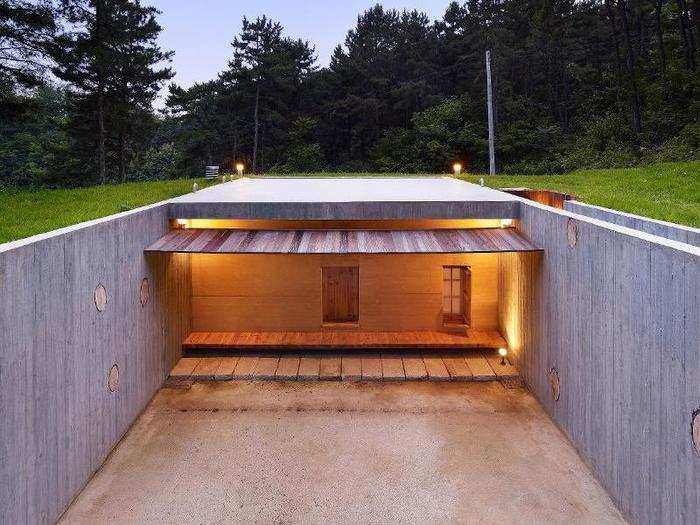 Built in 2009 in memory of a Korean poet, the Earth House in Seoul has two courtyards connecting six single rooms, a kitchen, a study, and a bathroom with a wooden tub and toilet.