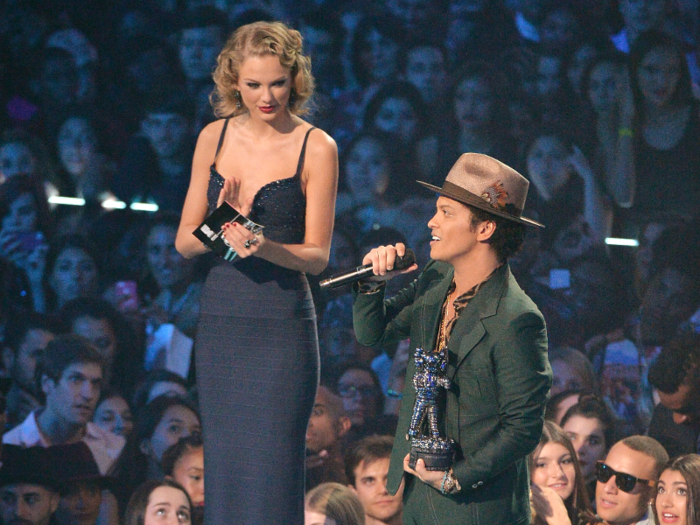 Bruno Mars is dwarfed by Swift as he stands at 5