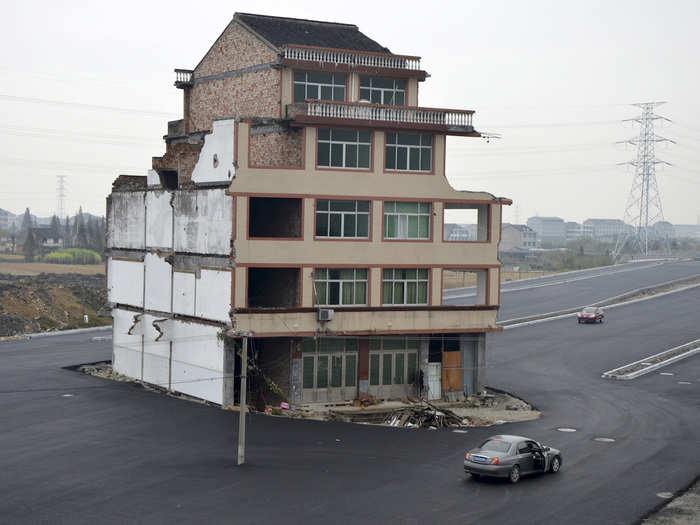 An elderly couple refused to allow their house to be demolished, so it’s now only building left standing the road paved through their village in the Zhejiang province.