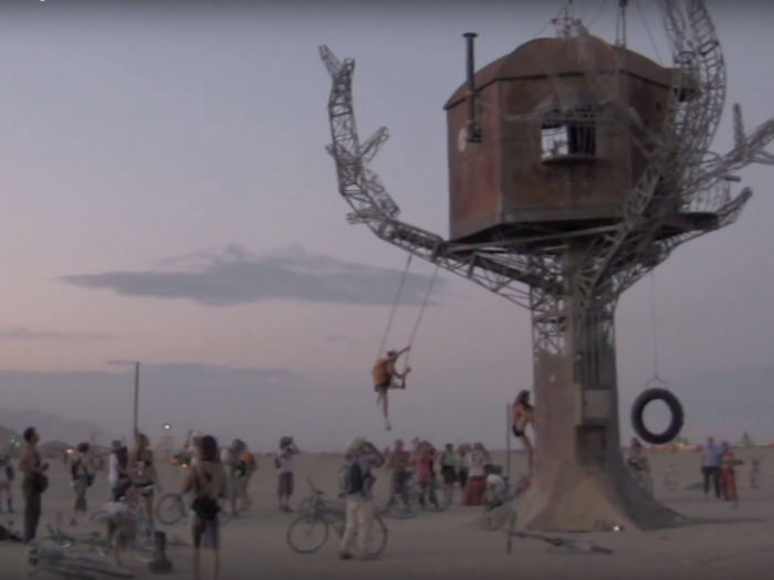 The Steampunk Tree House by Sean Orlando and the Five Ton Crane Arts Group (2007)