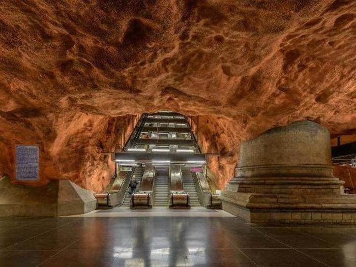 But you can see the man-made elements at many stations. The Rådhuset station features concrete columns that fit with the aesthetic of the courthouse above the station.