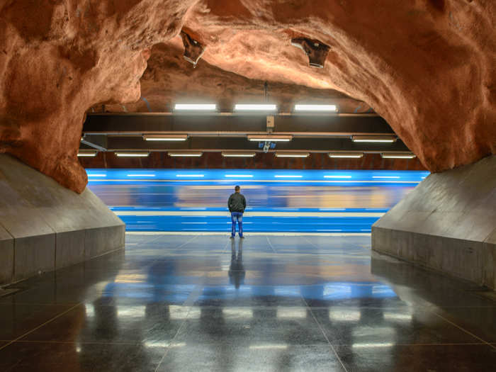 Note the roughly carved, ochre-colored arc, juxtaposed with the perfectly smoothed concrete that supports the ceilings.