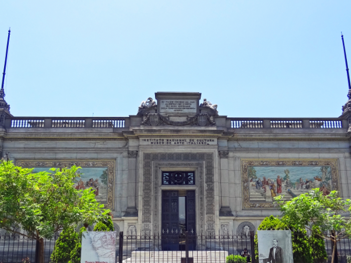 The Museum of Italian Art in Peru has two enormous Renaissance-style mosaics on its facade.