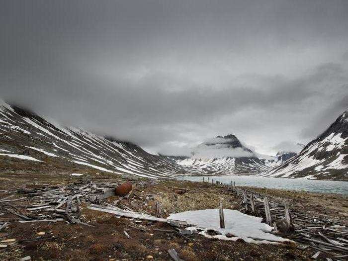 He woke up to shoot between 4 and 6 in the morning, when low, dramatic clouds and fog hang in the air in Greenland, diffusing the harsh summer sun.