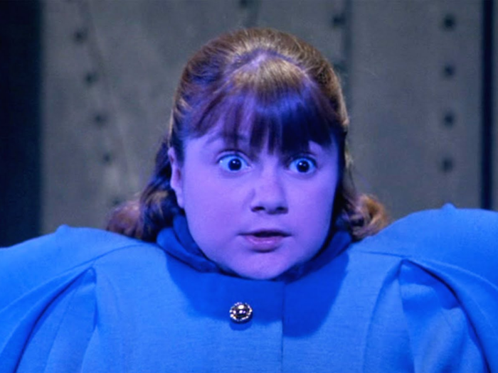 The gum -oving Violet Beauregarde was played by Denise Nickerson.