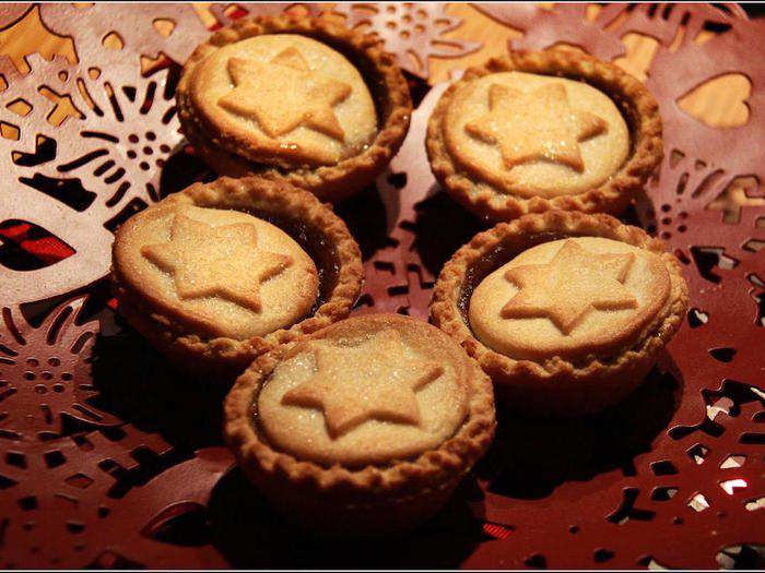 Mince pies, made with "mincemeat" (a mix of dried fruit, peel, and suet) and shortcrust pastry, may be a Christmas staple, but those outside of the UK often don