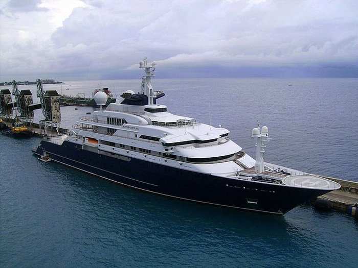 2. Microsoft co-founder Paul Allen owns a 414-foot yacht dubbed the "Octopus." It has 41 suites and cost a whopping $200 million to build.