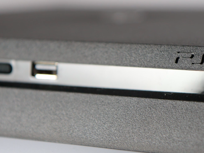 The slim PS4 does NOT have an optical port.