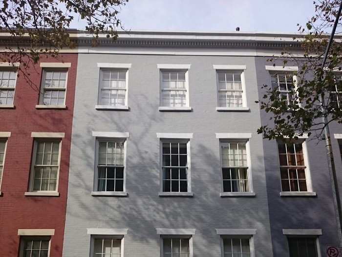 Wintour lives in a four-story townhouse on Sullivan Street in Greenwich Village. The home dates back to 1899 and has some 3,960 square feet of space.