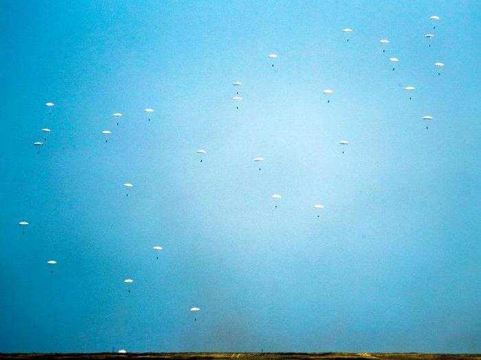 Russian paratroopers perform their descent.