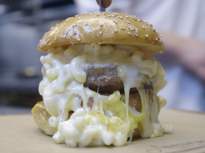 Mac and cheese burger, The Ainsworth