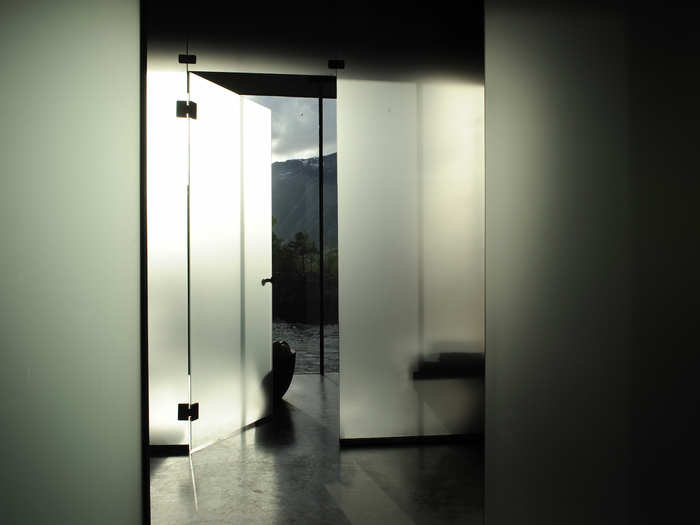 Smith and Bateman speak to the humanoid, Ava, while she stands in a room made of completely transparent glass walls. But in the real Juvet, all of the interior walls are frosted.