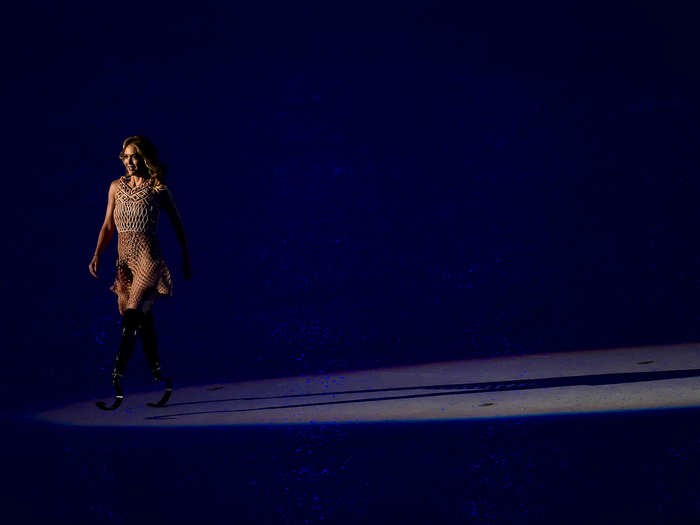 In a move that mirrored the walk by Gisele Bündchen during the opening ceremony of the Rio Olympics, snowboarder and model Amy Purdy walked across the stage during the opening of the Rio Paralympics.