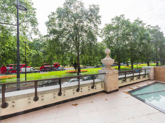 It overlooks 350 acres of the famous Hyde Park and is next to all the most luxurious shops, eateries, and is even near Buckingham Palace. Here is what it is like from the roof terrace.