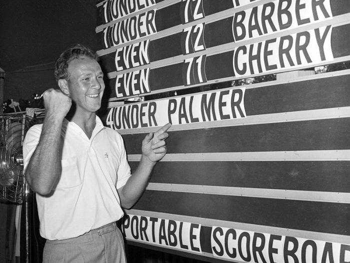 Palmer points to his name on the leaderboard at the 1960 U.S. Open after erasing a 6-stroke deficit in the final round for his second major championship.