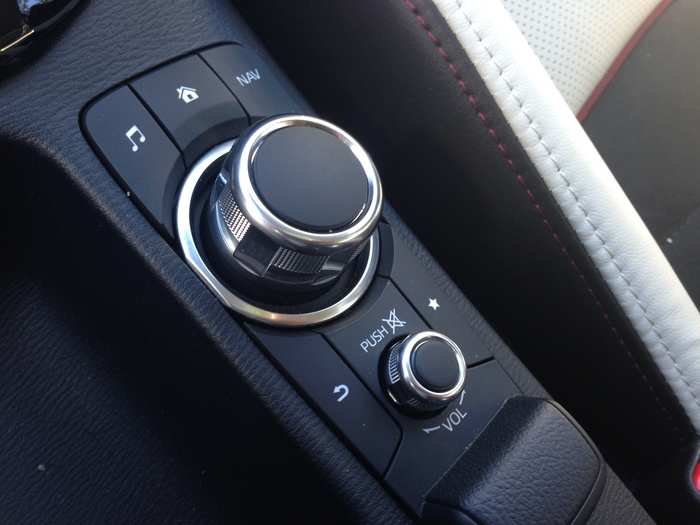 You can control the functions using this knob and the buttons between the front seats.