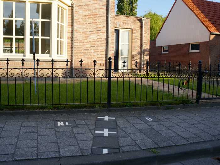 For clarification, the border has been made visible on streets with iron pins, indicating clearly whether each side is in Belgium or in the Netherlands.
