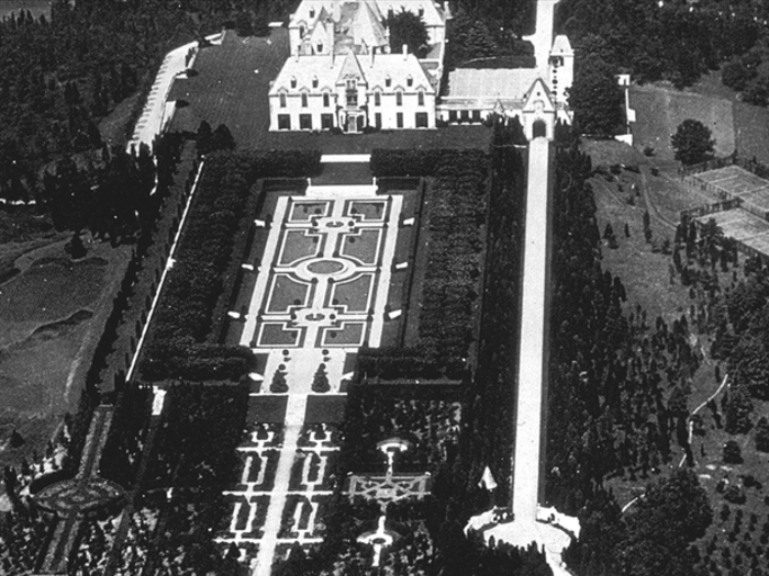 2. OHEKA CASTLE, HUNTINGTON, NY: 109,000 square feet. Completed in 1915, this Long Island mansion was built as the country home of financier and philanthropist Otto Kahn. Now a hotel and wedding destination.