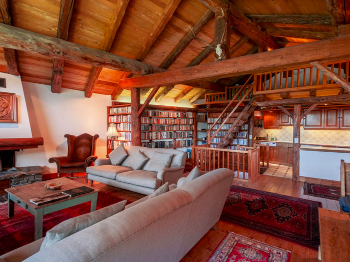 Perfect for bookworms, this chalet benefits from a library with an open fireplace.