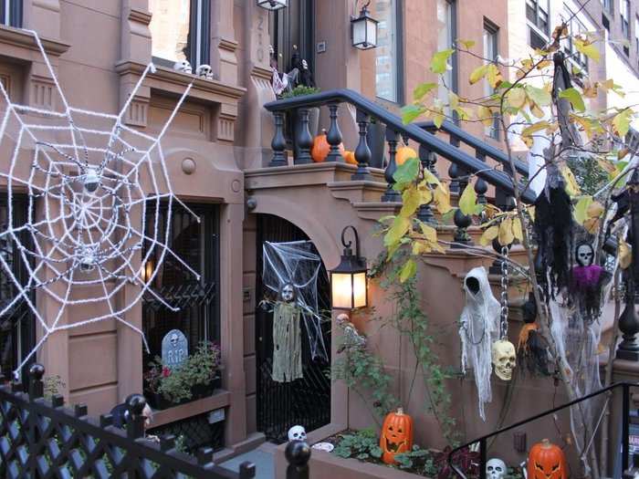 The residential streets of the Upper East Side contain a lot of brownstones (multi-floor row houses, usually with stoops or staircases). Some owners of these properties decorate for the holiday.