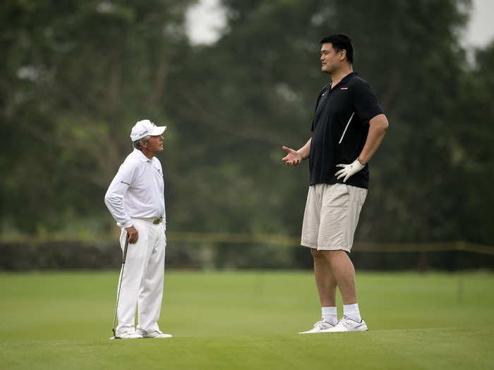 19 Jaw-dropping Photos Of Yao Ming That Put His Size Into Proper ...