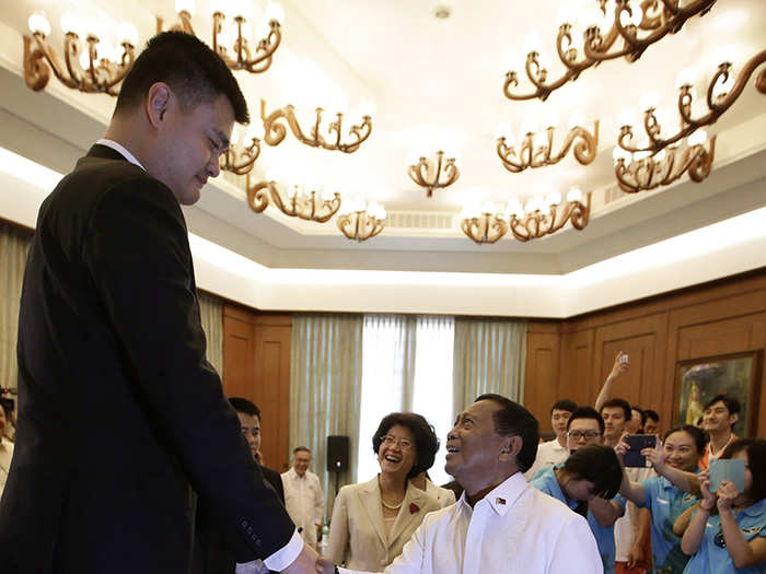 Here Ming is greeted by Philippine Vice President Jejomar Binay.