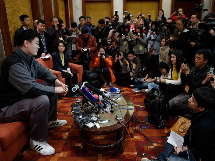 19 Jaw-dropping Photos Of Yao Ming That Put His Size Into Proper ...