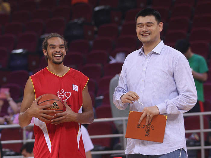 19 Jaw-dropping Photos Of Yao Ming That Put His Size Into Proper ...