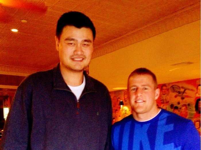 19 Jaw-dropping Photos Of Yao Ming That Put His Size Into Proper ...