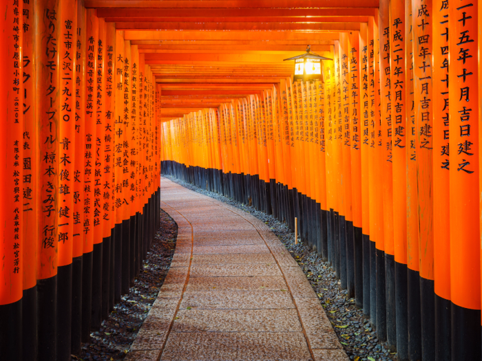 ...and around 400 Shinto shrines (safehouses for sacred artefacts), such as the iconic red gates of Fushimi Inari Taisha.