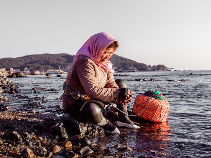 She helped them peel sea urchins and drove them back from dive sites until they allowed her to take out her camera.