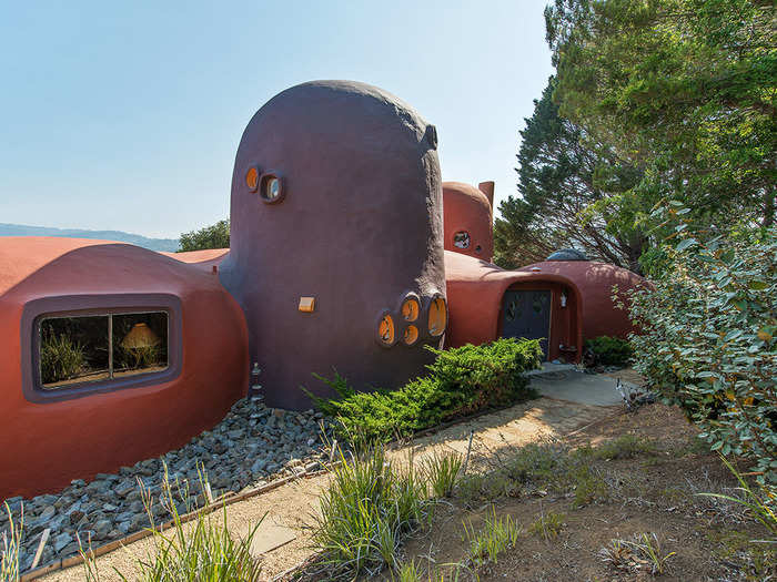 The odd shape of the house was created by applying shotcrete to both a steel rebar structure and a series of mesh frames held up by inflated balloons typically used for aeronautical research.