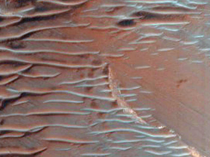 A steep slope in Eastern Noctis Labyrinthus.