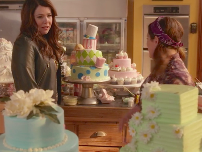 Sookie makes a bunch of wedding cakes for Lorelai, and one of them is covered in daisies.