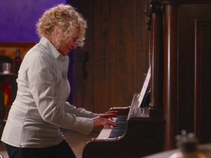 Carole King sings "Feel The Earth Move Under My Feet" and no one recognizes it.