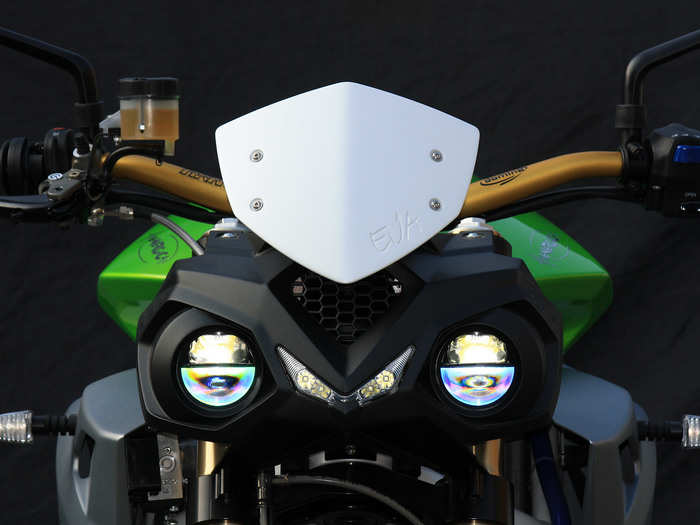 Energica also offers a slightly cheaper electric roadster option, the Eva. The biggest difference between the Eva and Ego comes down to power, as the Eva has an output of 95 hp and 170 Nm (125 ft.-lb.) of torque.