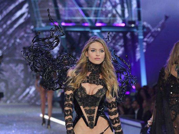 Up next, Martha Hunt looked spectacular.